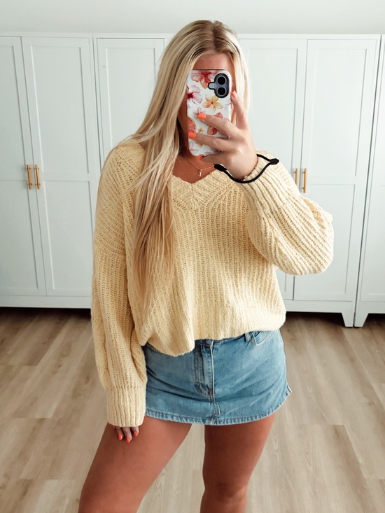 SO Sweaters - Yellow knit v neck sweater